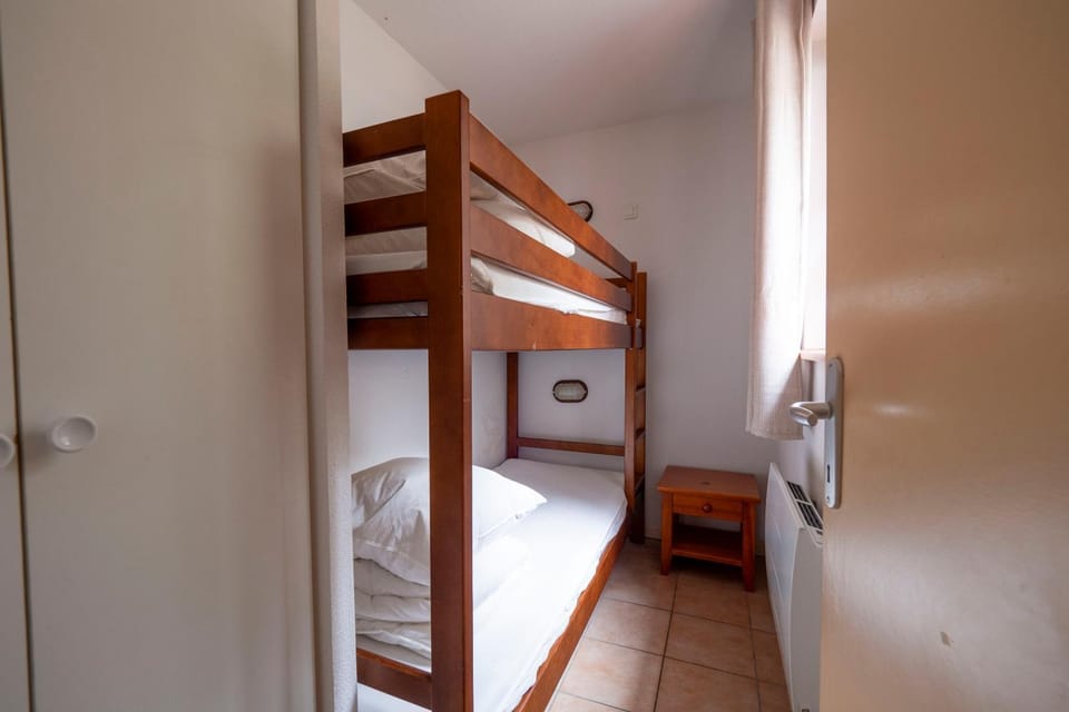 Bedroom, bunk bed