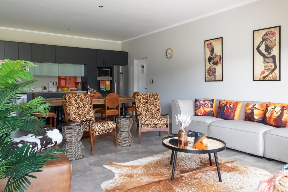 TV and multimedia, Living room, Decorative detail, Seating area, Dining area, microwave, kitchen