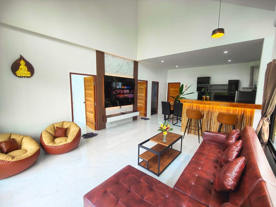 Sunny Petite Villa Close to Beach House in Ko Samui