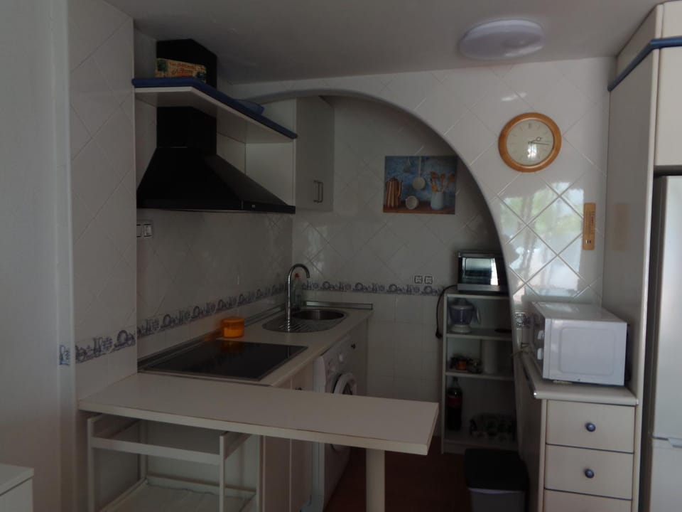 Kitchen or kitchenette, microwave, oven, stove