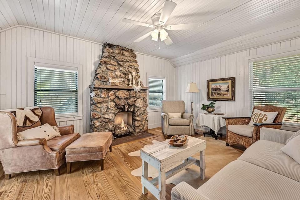 Gwen's Nest- a unique luxury family cottage in the woods House in Arkansas