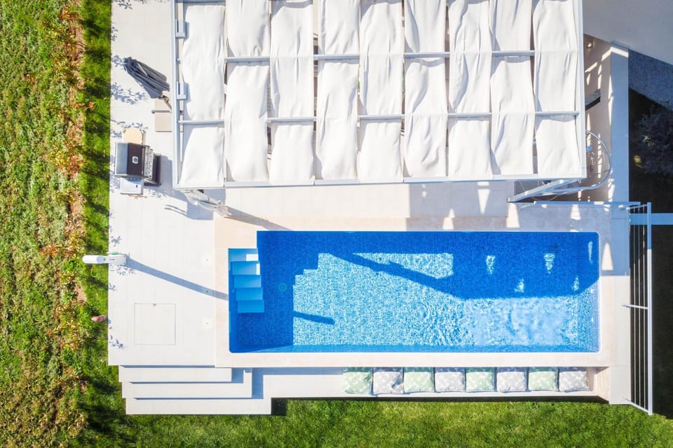 Property building, Day, Pool view, Swimming pool, Swimming pool