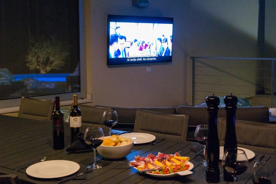 Communal lounge/ TV room, TV and multimedia, Food and drinks, Dining area, Evening entertainment, Food, Lunch, Dinner, Drinks, Alcoholic drinks