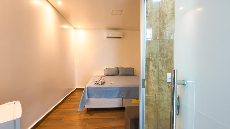 Bed, Bedroom, towels, air conditioner
