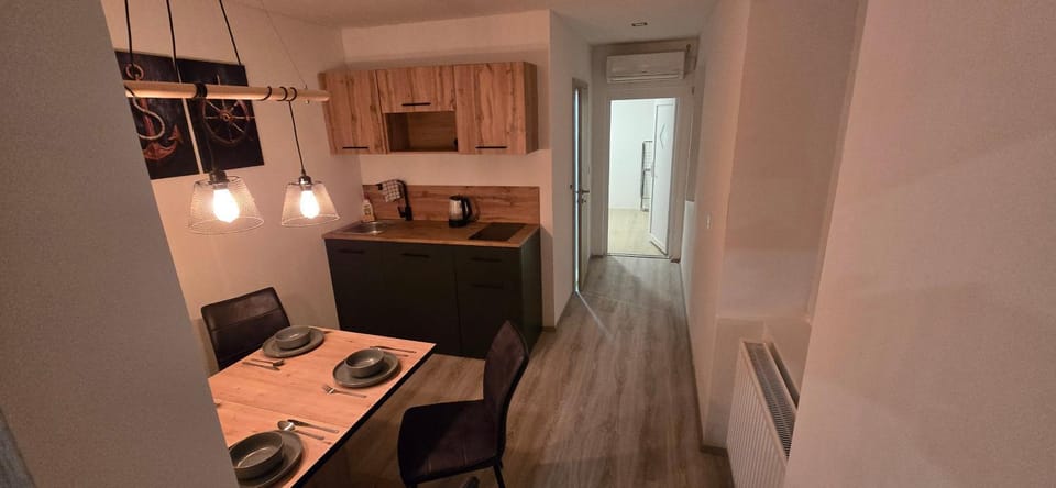 Kitchen or kitchenette, minibar, stove