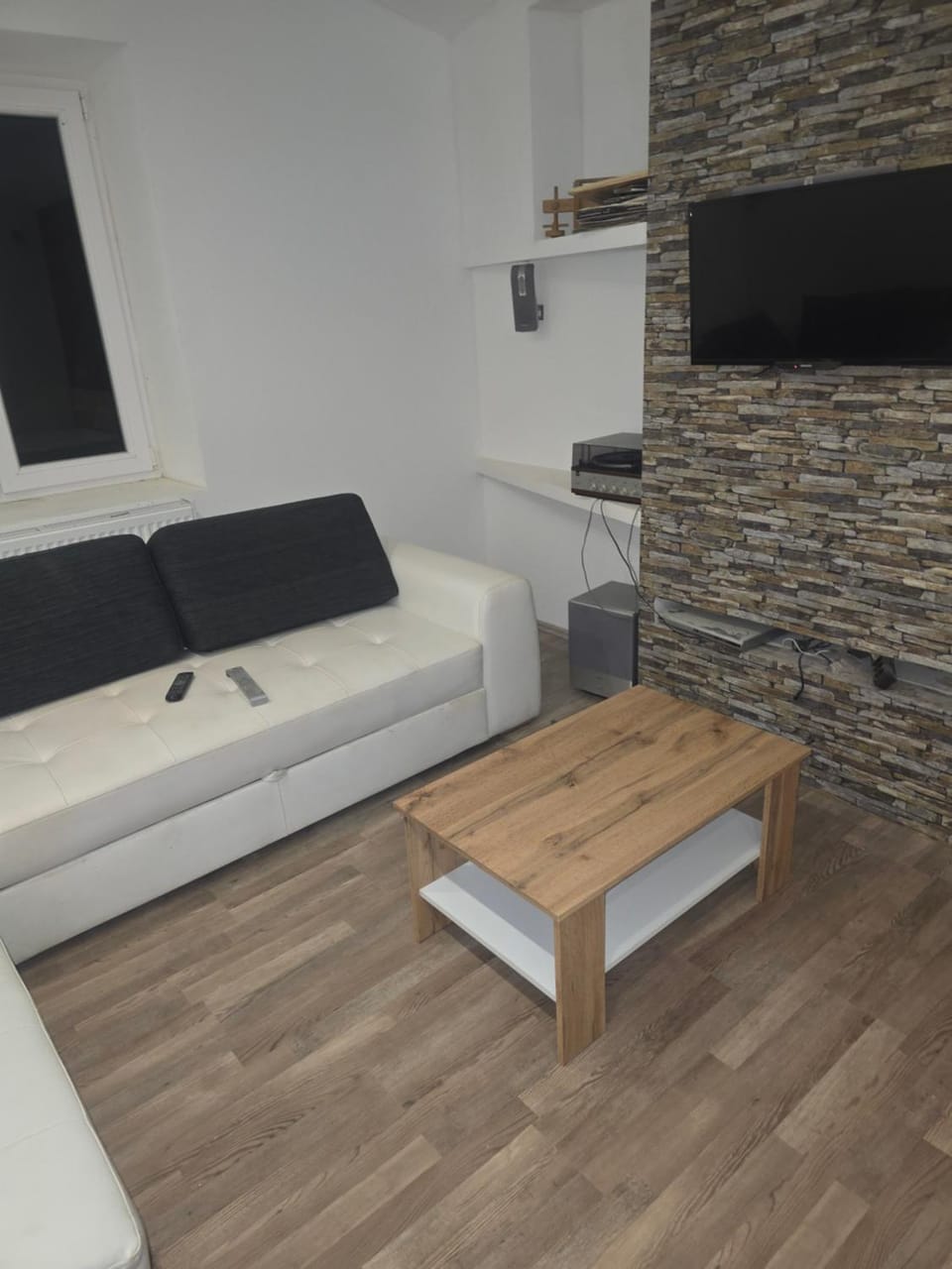 Communal lounge/ TV room, TV and multimedia, Living room, Seating area, Evening entertainment