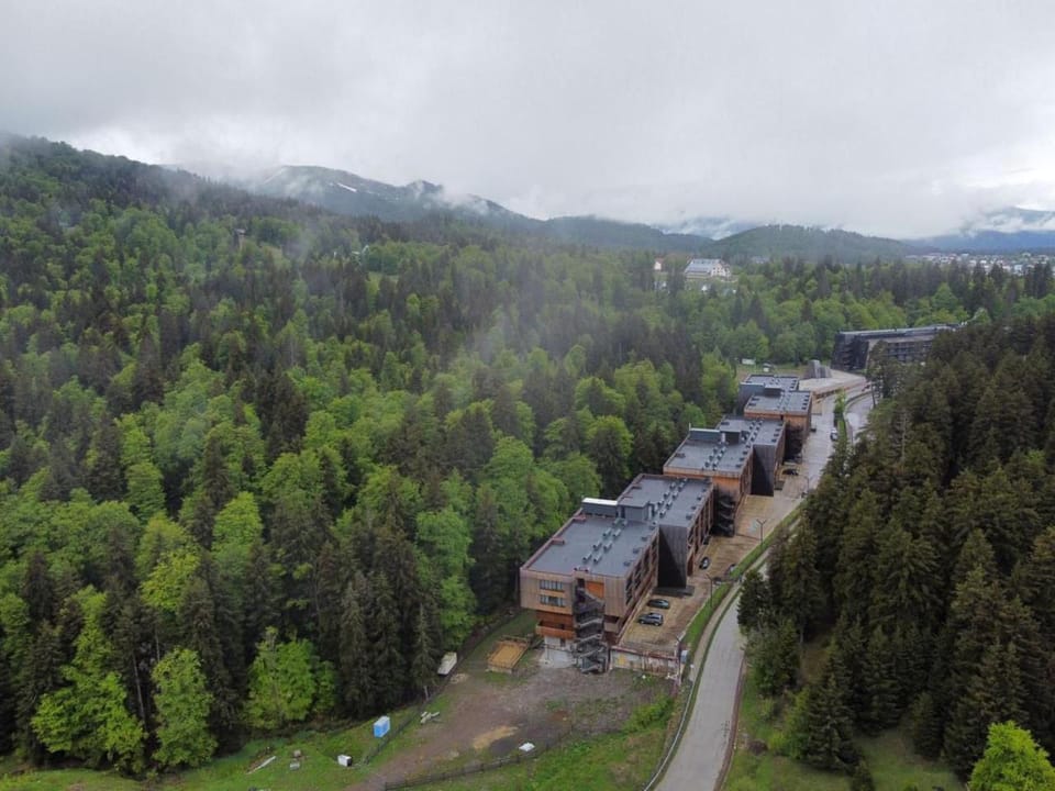 Property building, Neighbourhood, Mountain view