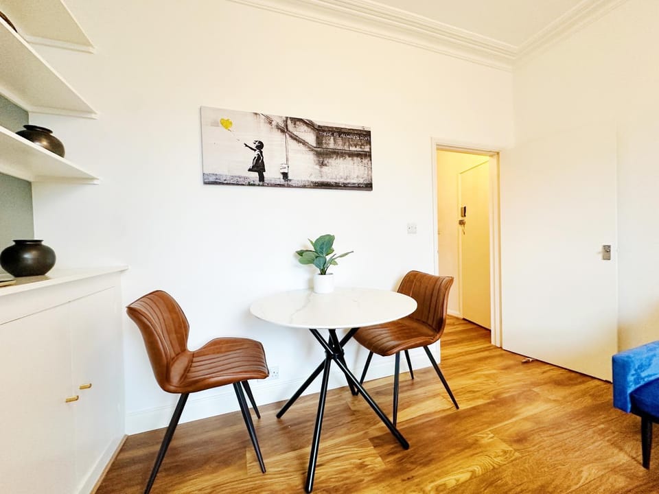 Stylish Kennington apartment near tube with King Bed and garden Apartment in London Borough of Southwark