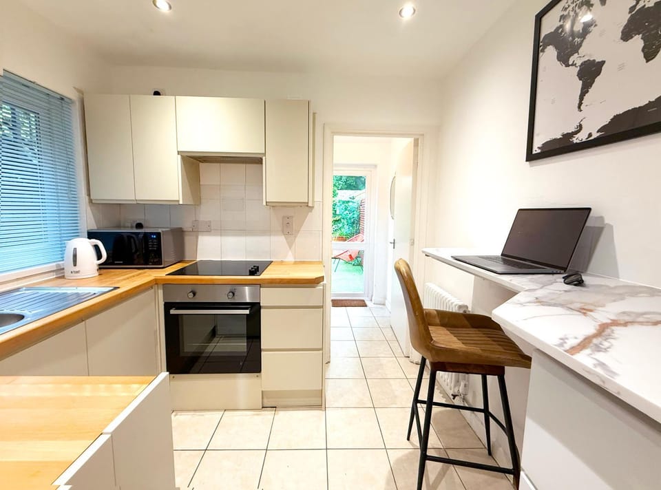 Stylish Kennington apartment near tube with King Bed and garden Apartment in London Borough of Southwark