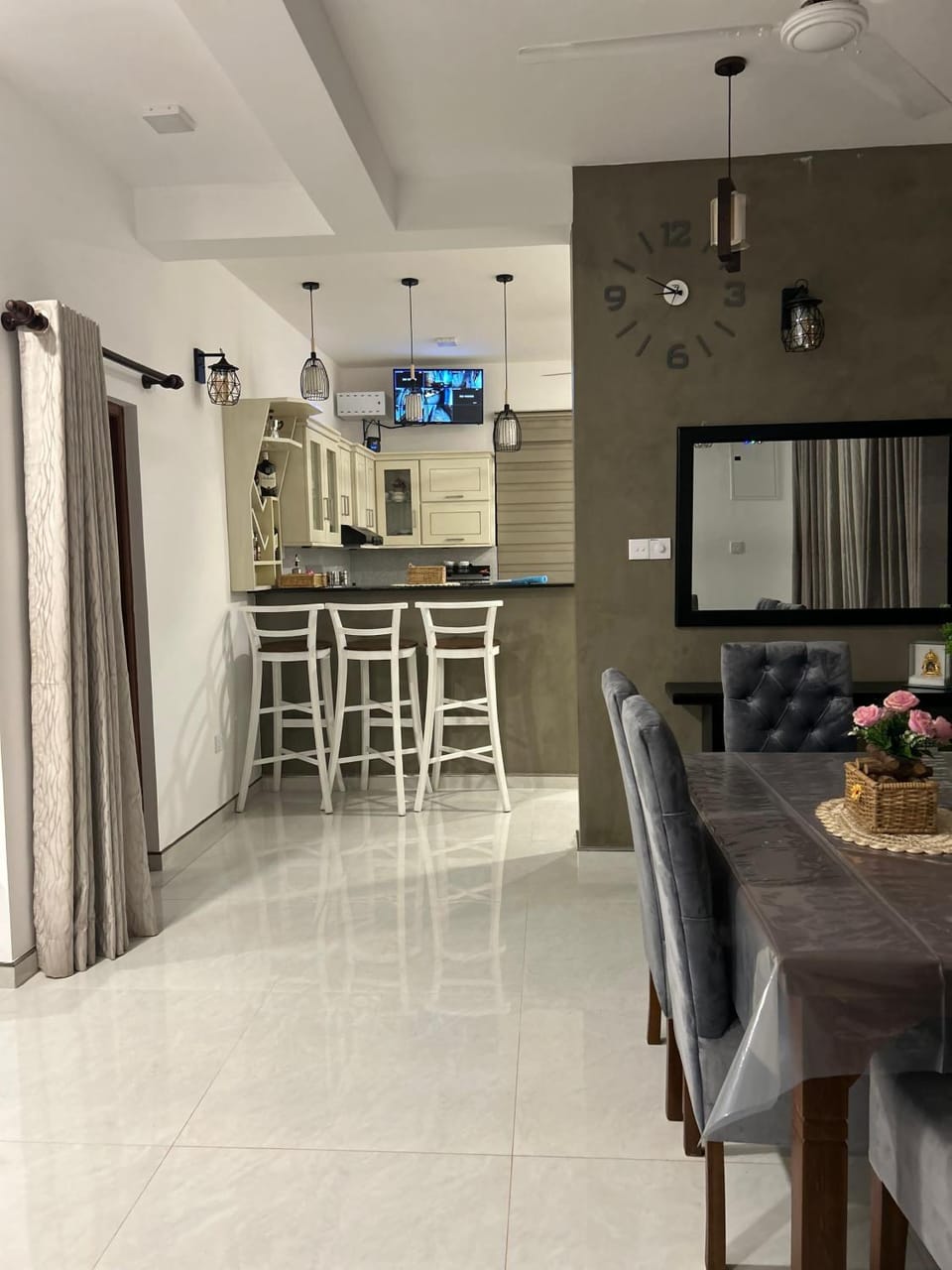 Kitchen or kitchenette, Dining area, minibar, oven, stove