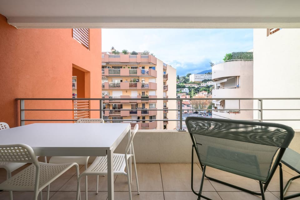 Val d'Or, appartement moderne et famillial pour 4 personnes, Parking, centre gare Apartment in Menton