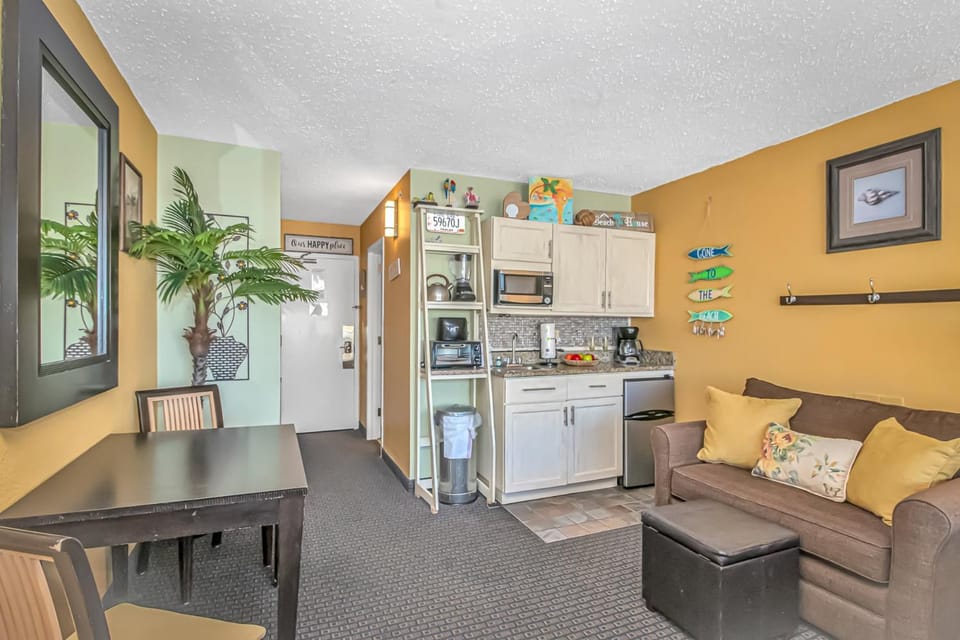 Ocean View Queen Suite- Landmark 517 House in Myrtle Beach