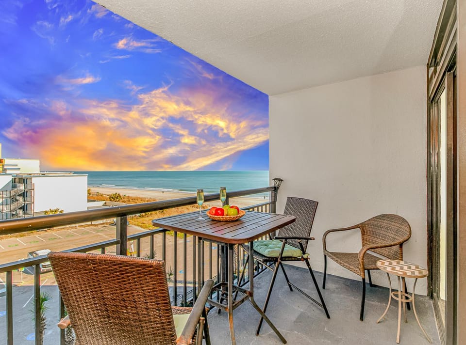 Ocean View Queen Suite- Landmark 517 House in Myrtle Beach