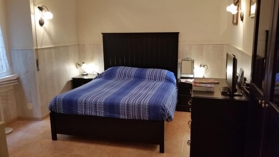 Bed, Other, Photo of the whole room, Decorative detail, Bedroom