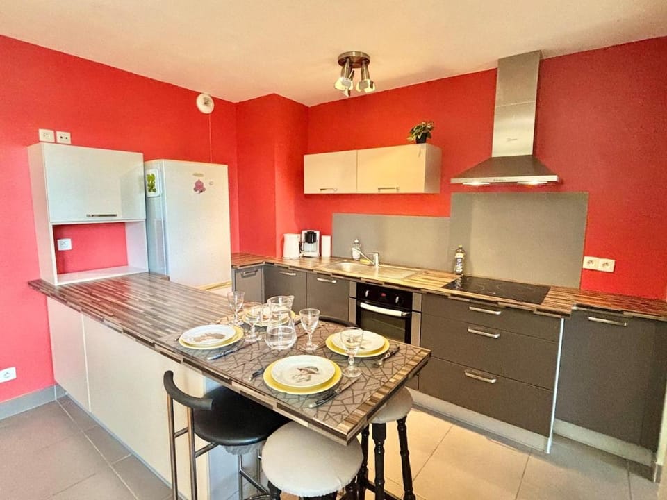 Kitchen or kitchenette, Dining area, dishwasher, oven