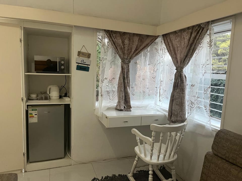 Peaamb GuestHouse - Springs Golf Club Bed and Breakfast in Gauteng