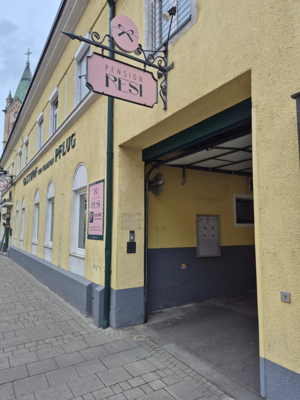 Facade/entrance, Logo/Certificate/Sign, Parking