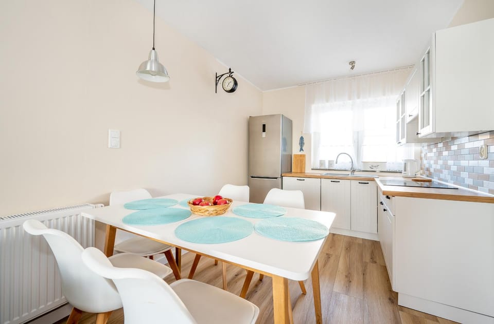 Kitchen or kitchenette, Dining area, dishwasher, stove