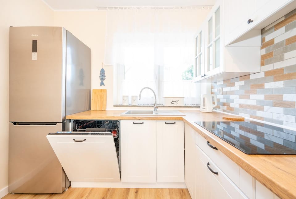Kitchen or kitchenette, dishwasher, oven