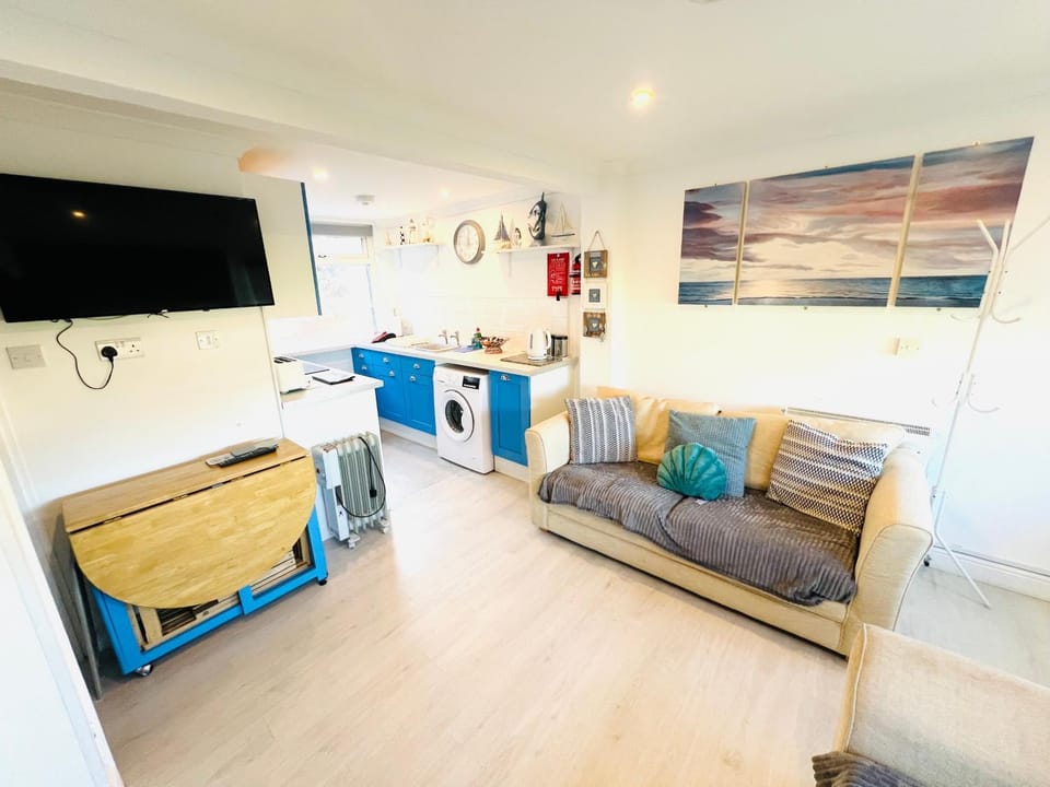 TV and multimedia, Kitchen or kitchenette, Living room, Seating area, Dining area