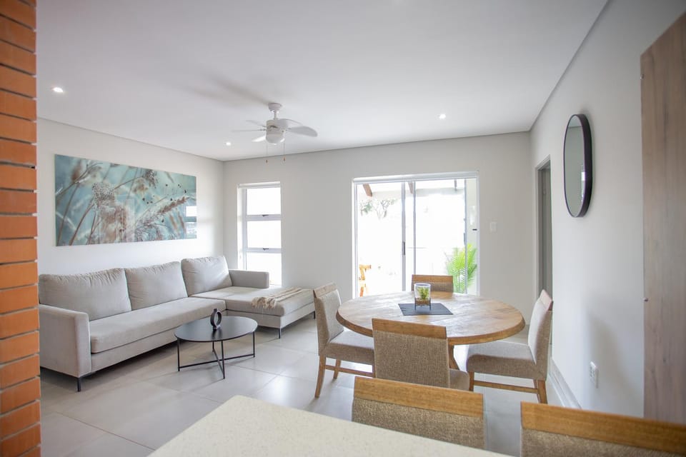 TV and multimedia, Living room, Photo of the whole room, Seating area, Dining area
