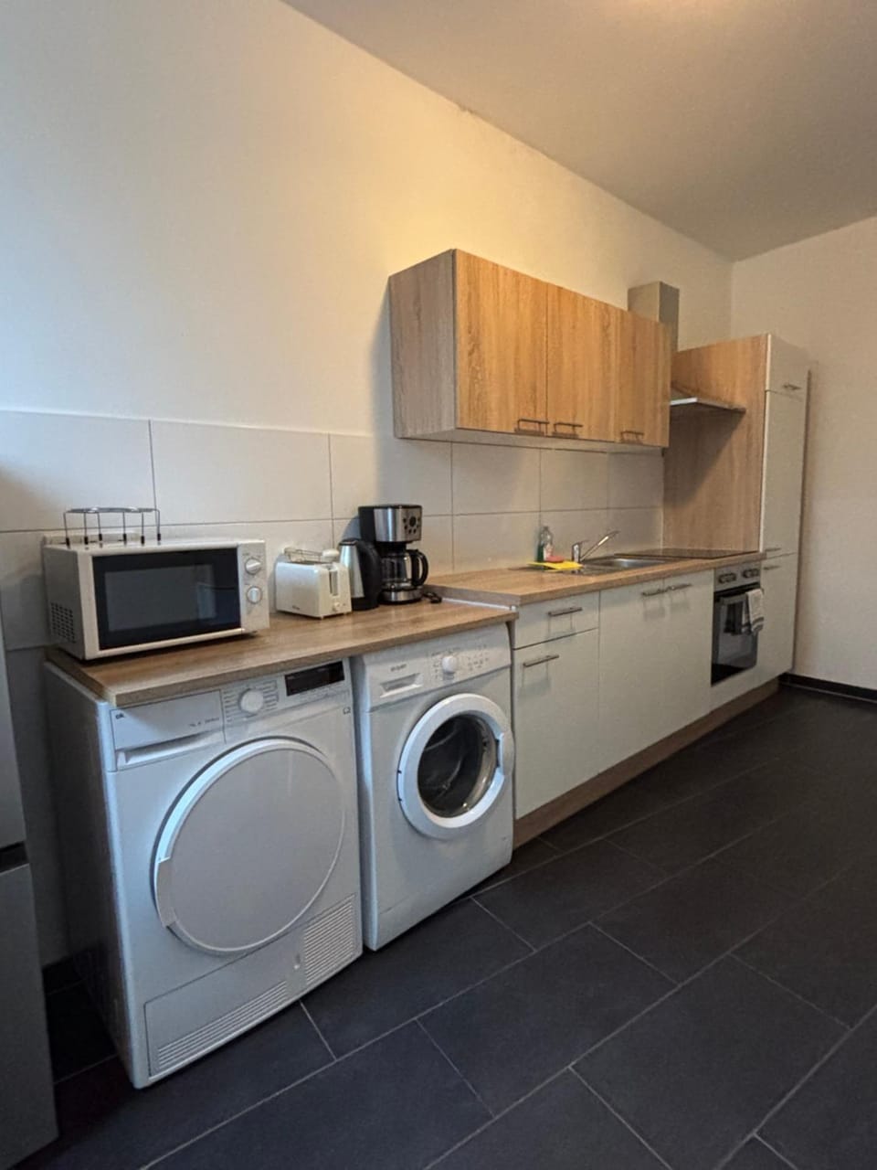 Coffee/tea facilities, Kitchen or kitchenette, microwave, oven, stove, toaster, washing machine, dryer