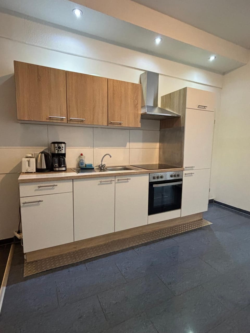 Coffee/tea facilities, microwave, toaster, kitchen