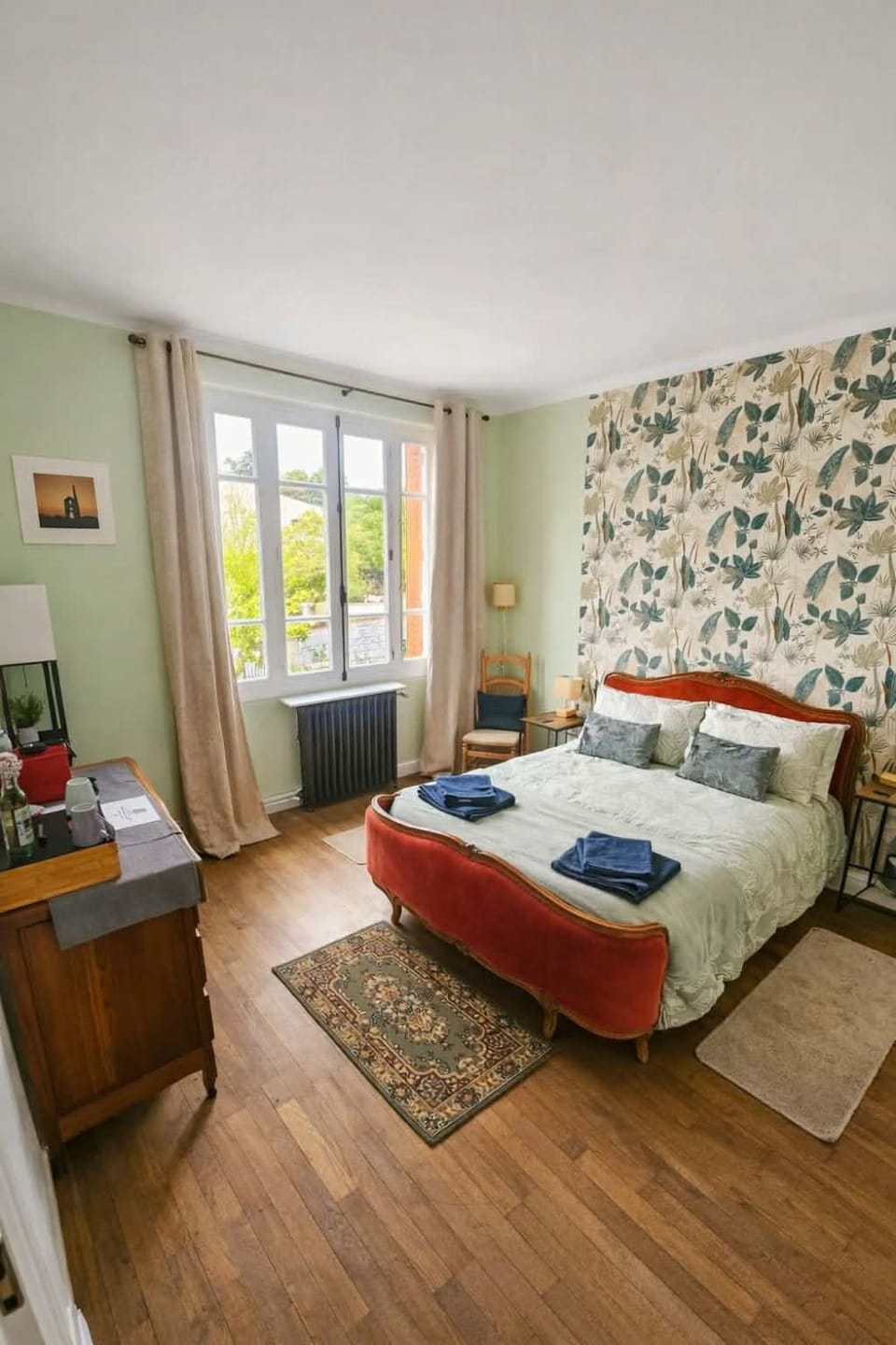 Bed, Photo of the whole room, Bedroom