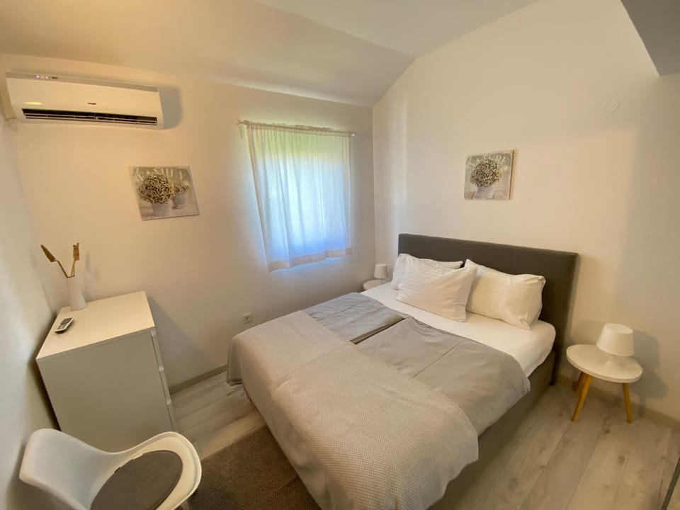 Bed, Bedroom, air conditioner