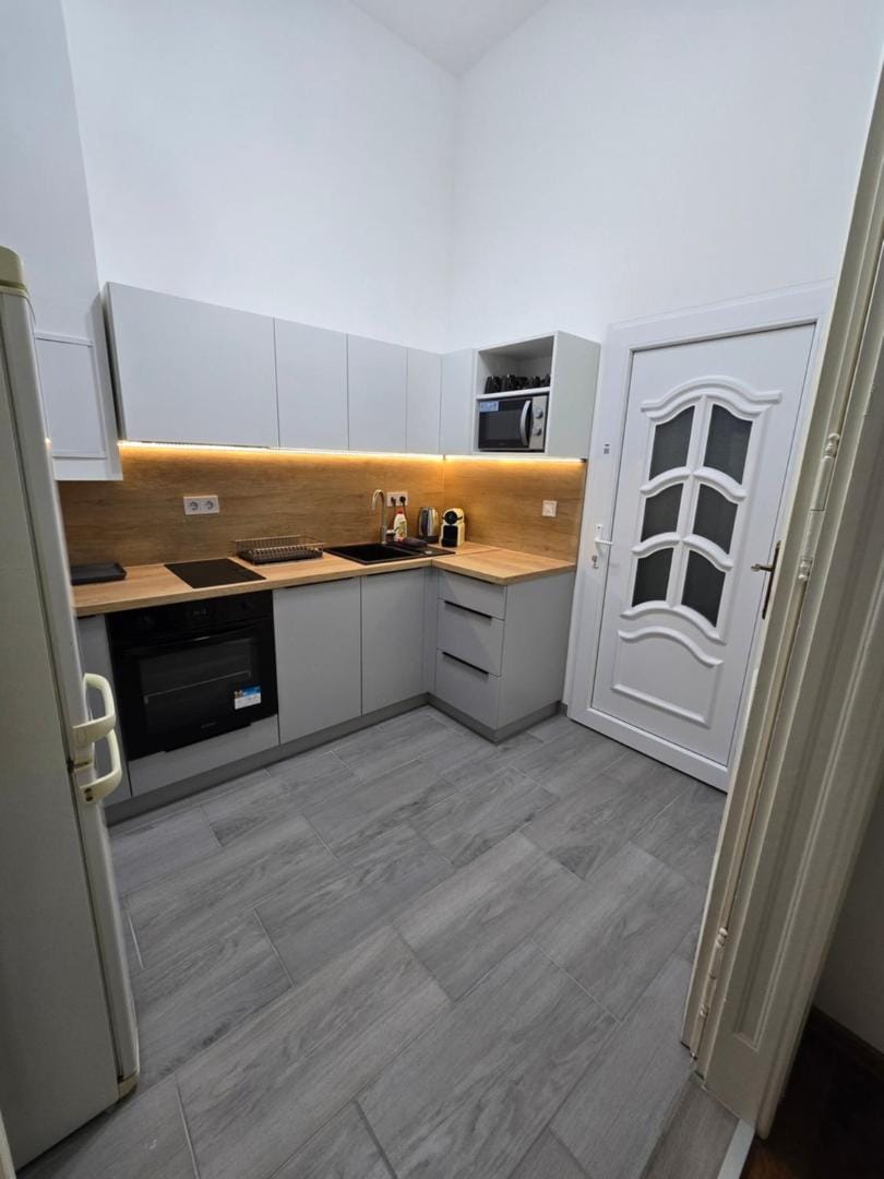 Coffee/tea facilities, Kitchen or kitchenette, oven, stove