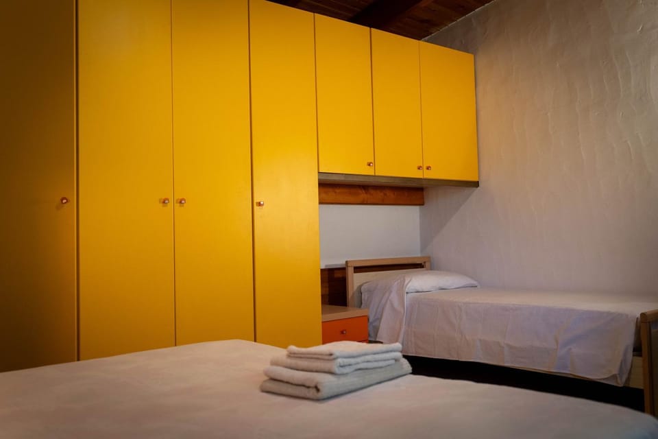 Photo of the whole room, Bedroom, wardrobe
