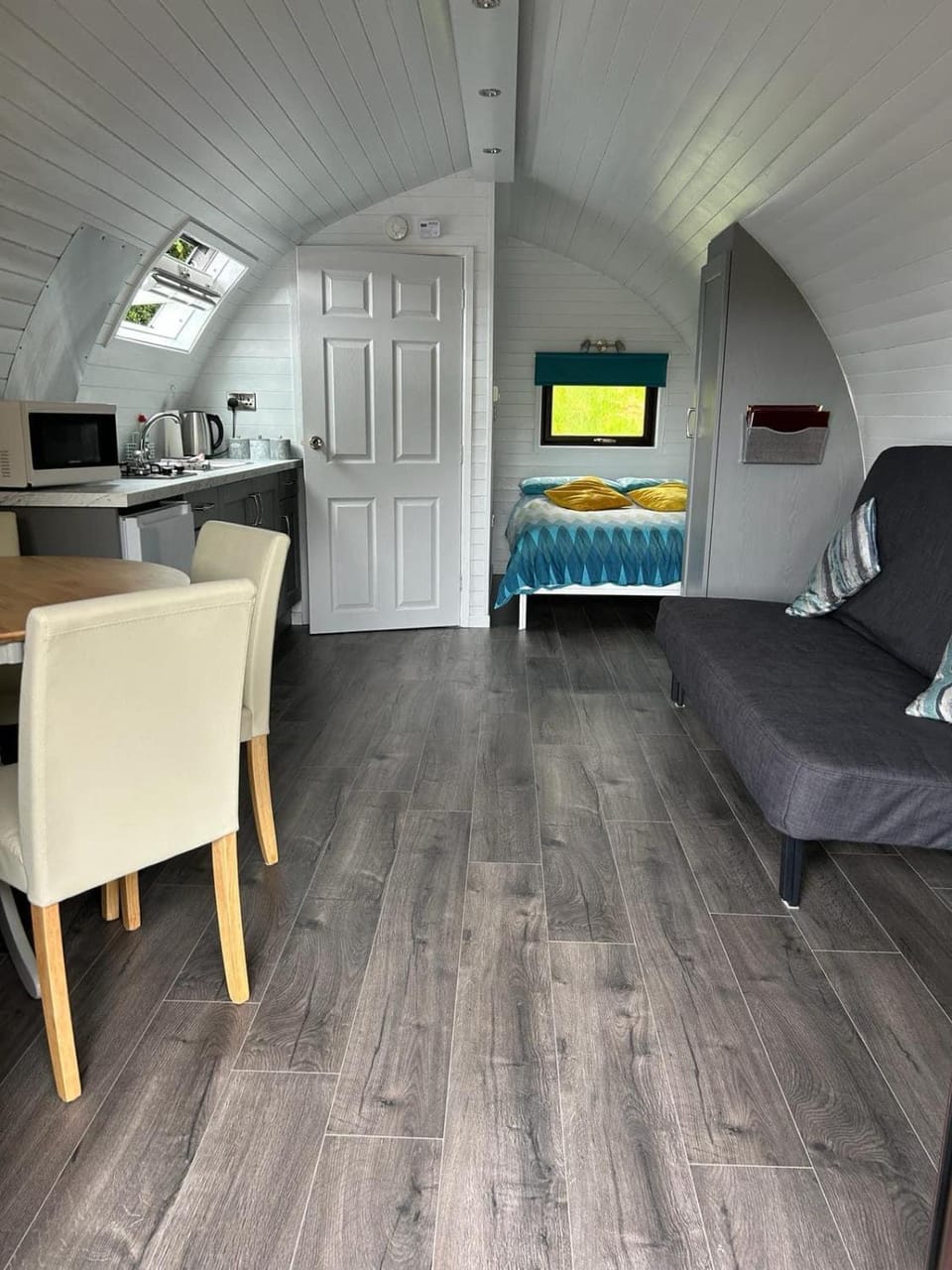 Bed, TV and multimedia, Kitchen or kitchenette, Living room, Dining area, stove