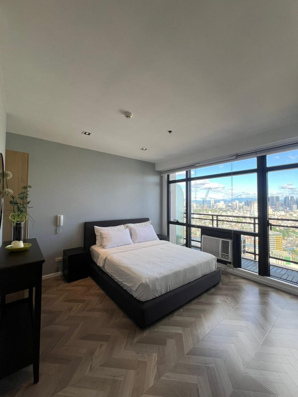 GRAMERCY - SKY-VIEW 1 Bed escape with POOL & SPA Access Apartment in Makati