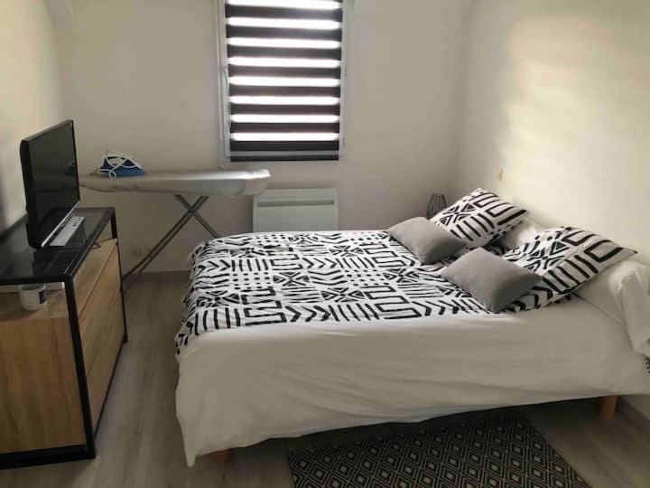 Bed, TV and multimedia, Bedroom