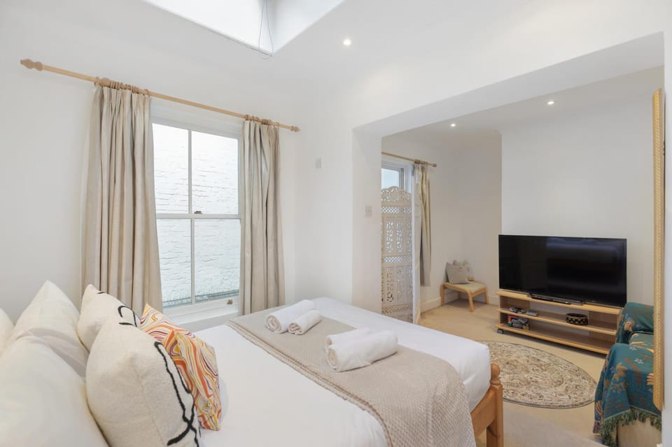Communal lounge/ TV room, Bed, TV and multimedia