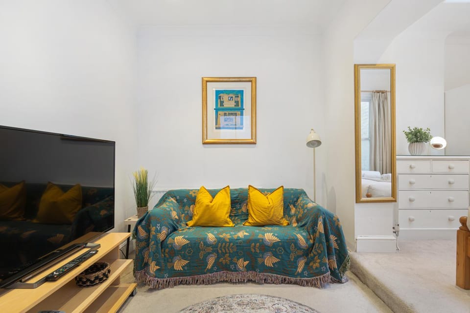 Communal lounge/ TV room, TV and multimedia, Living room, Seating area, Evening entertainment
