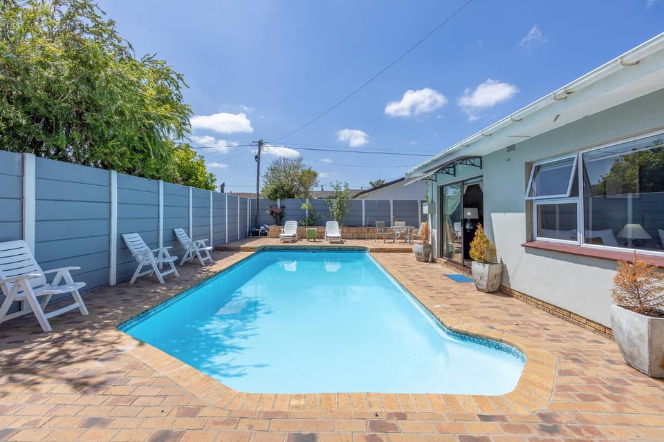 Patio, Day, Swimming pool