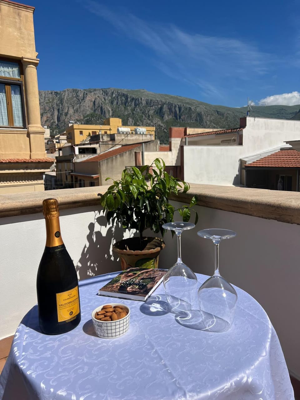 Restaurant/places to eat, Balcony/Terrace, Breakfast