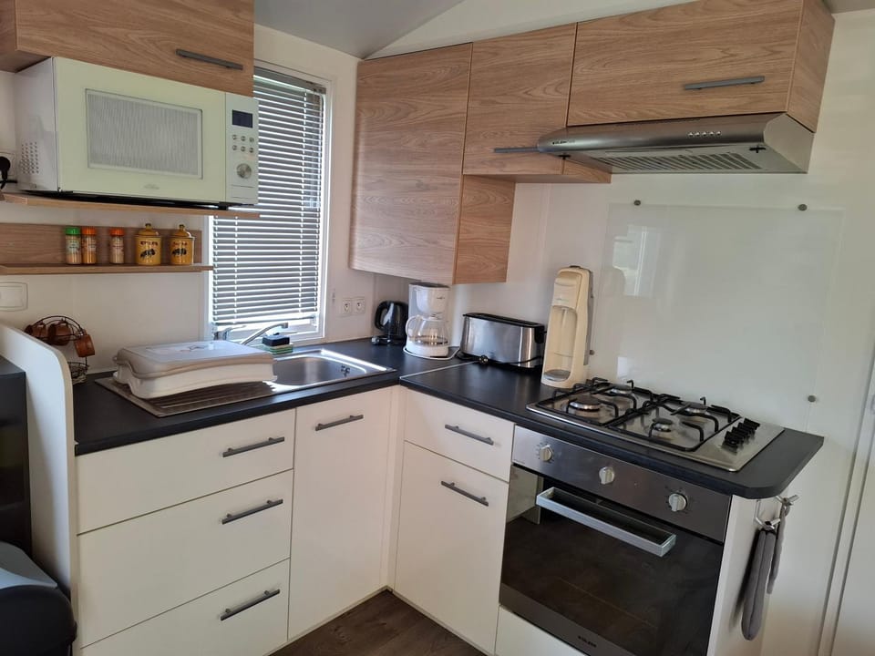 Coffee/tea facilities, Kitchen or kitchenette, stove, toaster
