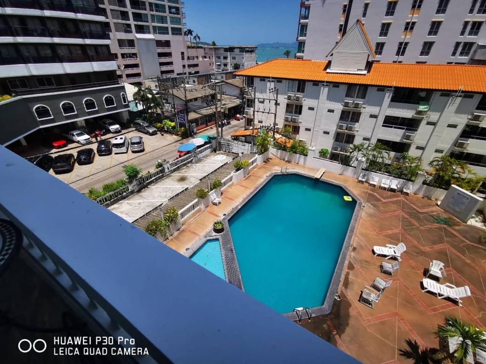 Property building, Neighbourhood, Evening entertainment, City view, Pool view, Swimming pool, Swimming pool, Location, Parking, sunbed