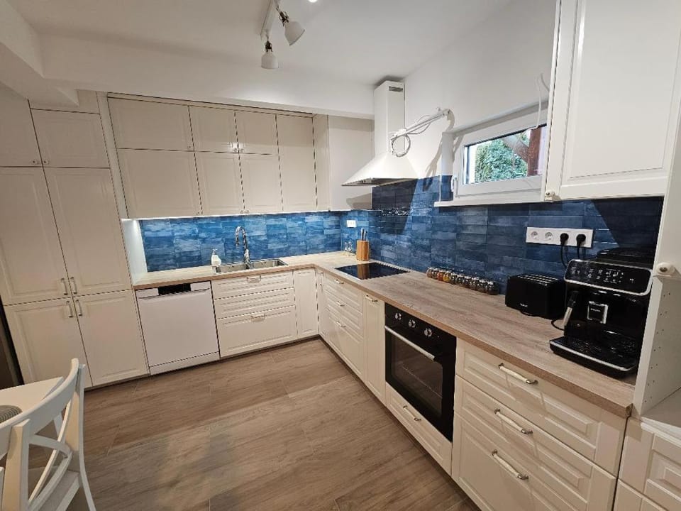 Coffee/tea facilities, Kitchen or kitchenette, dishwasher, oven, stove, toaster