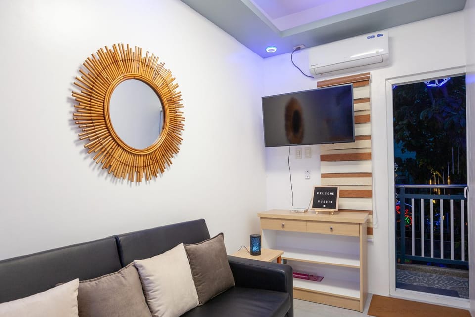 Communal lounge/ TV room, TV and multimedia, Living room, Seating area, Evening entertainment, air conditioner