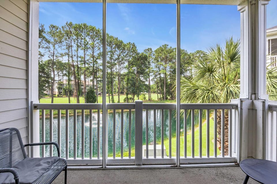 Angie's Place w Golf Views Plus Huge Resort Pool House in North Myrtle Beach