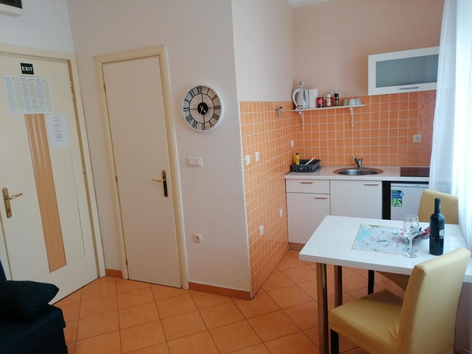 Coffee/tea facilities, Kitchen or kitchenette, Dining area, stove