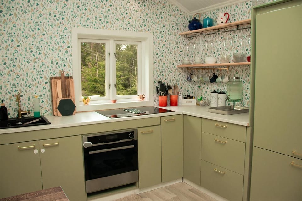 Kitchen or kitchenette, dishwasher, stove