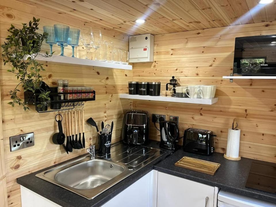 Fiadh Rua Cabin - with Private Outdoor Hottub Pet Friendly Cabin in County Sligo