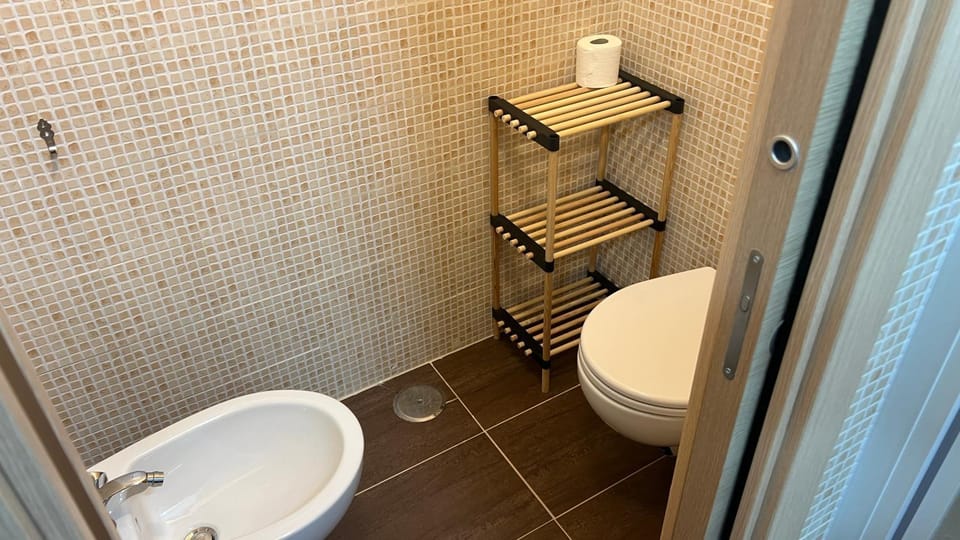 Toilet, bidet