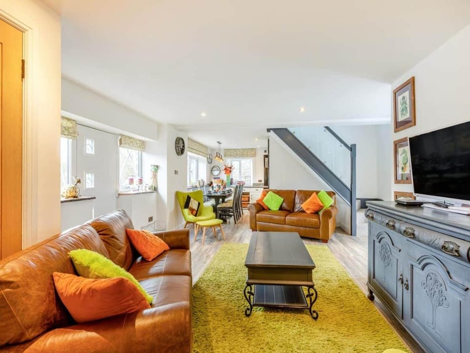 Communal lounge/ TV room, TV and multimedia, Living room, Seating area, Dining area