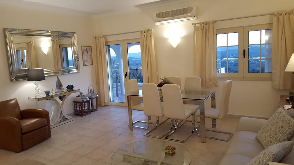 View (from property/room), Balcony/Terrace, Living room, Dining area, Mountain view