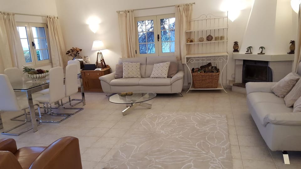 Property building, BBQ facilities, Balcony/Terrace, Living room, Dining area